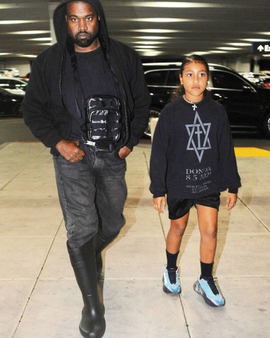 Ye is seen picking up daughter North from basketball practice on day of court decision & then head to the mall for some daddy daughter time together.Pictured: Ye,Kanye West,North WestRef: SPL5506635 291122 NON-EXCLUSIVEPicture by: SplashNews.comSplash News and PicturesUSA: +1 310-525-5808London: +44 (0)20 8126 1009Berlin: +49 175 3764 166photodesk@splashnews.comWorld Rights