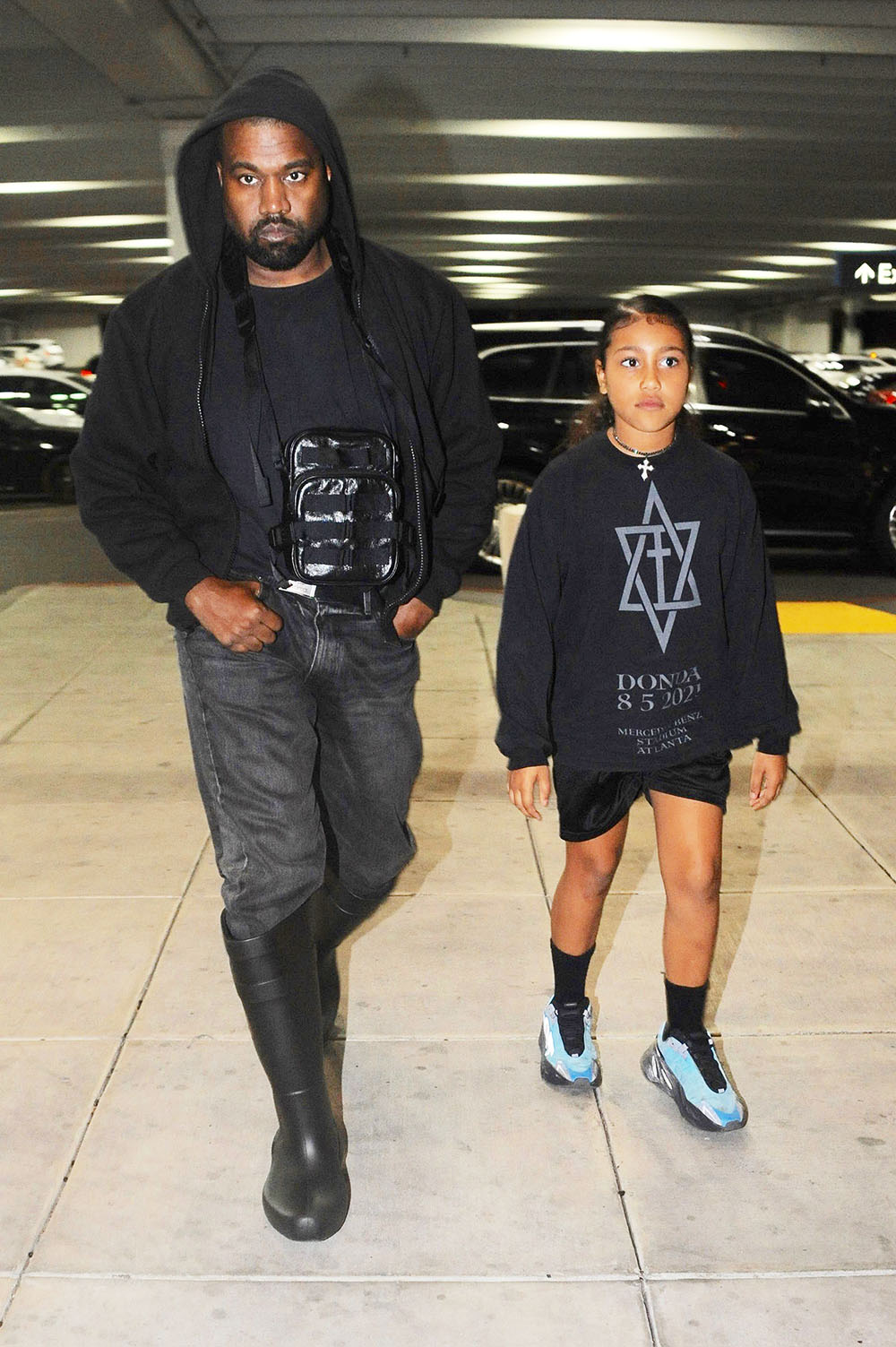 Ye is seen picking up her daughter North from basketball practice on the day of the court ruling, then heading to the mall to hang out with daughter dad together. Pictured: Ye, Kanye West ,North West Ref: SPL5506635 291122 NON EXCLUSIVE Photo by: SplashNews.com Splash News and Pictures USA: +1 310-525-5808 London: +44 (0)20 8126 1009 Berlin: +49 175 3764 166 photodesk@splashnews.com World Rights