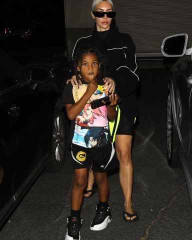 Thousand Oaks, CA  - Kim Kardashian attends her daughter North's Basketball Game in Thousand Oaks.Pictured: Kim KardashianBACKGRID USA 28 OCTOBER 2022 USA: +1 310 798 9111 / usasales@backgrid.comUK: +44 208 344 2007 / uksales@backgrid.com*UK Clients - Pictures Containing ChildrenPlease Pixelate Face Prior To Publication*