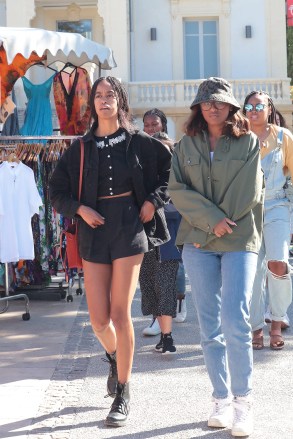 Isle sur Sorgue, France 26th of June 2019Malia and Sasha Obama, Barack?s daughters, strolling in the market of the little french village of Isle sur Sorgue close to Avignon where they're holidaying with the parents Barack and Michelle for a weekABACAPRESS.COMPictured: Malia Obama,Sasha ObamaRef: SPL5098220 160619 NON-EXCLUSIVEPicture by: AbacaPress / SplashNews.comSplash News and PicturesUSA: +1 310-525-5808London: +44 (0)20 8126 1009Berlin: +49 175 3764 166photodesk@splashnews.comUnited Arab Emirates Rights, Australia Rights, Bahrain Rights, Canada Rights, Finland Rights, Greece Rights, India Rights, Israel Rights, South Korea Rights, New Zealand Rights, Qatar Rights, Saudi Arabia Rights, Singapore Rights, Thailand Rights, Taiwan Rights, United Kingdom Rights, United States of America Rights