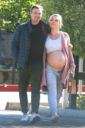 Malibu, C - * EXCLUSIVE * - Brian Austin Green and Sharna Burgess are expecting their baby soon and the couple seems unable to hold their hands (and lips) apart.  Birds in love shop from Sweet Bu Candy in Malibu and Sharna shows off her huge bump as Brian leans over for a kiss during their walk.  Pictured: Brian Austin Green, Sharna Burgess BACKGRID USA 16 MAY 2022 BYLINE MUST READ: RMBI / BACKGRID USA: +1 310 798 9111 / usasales@backgrid.com UK: +44 208 344 2007 / uksalients * UKback.comles Photos containing children, please pixelate the face before posting *