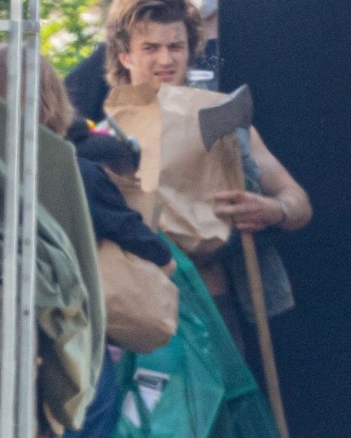 Atlanta, GA  - *EXCLUSIVE*  - The Cast of 'Stranger Things' prepares for War as the main cast plus 3 new members get into character to film the next season while on location, in Atlanta and from the look of it, things are about to get real! A shirtless Joe Kerry was seen bruised as they prepared to film a battle scene with Natalia Dyer holding a shotgun. Sadie Sink, Maya Hawk and new cast members are scene in these new images! *Shot on June 14, 2021*  Pictured: Joe Keery  BACKGRID USA 15 JUNE 2021   USA: +1 310 798 9111 / usasales@backgrid.com  UK: +44 208 344 2007 / uksales@backgrid.com  *UK Clients - Pictures Containing Children Please Pixelate Face Prior To Publication*