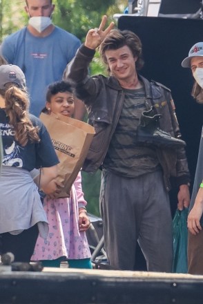Atlanta, GA  - *EXCLUSIVE*  - The Cast of 'Stranger Things' prepares for War as the main cast plus 3 new members get into character to film the next season while on location, in Atlanta and from the look of it, things are about to get real! A shirtless Joe Kerry was seen bruised as they prepared to film a battle scene with Natalia Dyer holding a shotgun. Sadie Sink, Maya Hawk and new cast members are scene in these new images! *Shot on June 14, 2021*Pictured: Joe KeeryBACKGRID USA 15 JUNE 2021 USA: +1 310 798 9111 / usasales@backgrid.comUK: +44 208 344 2007 / uksales@backgrid.com*UK Clients - Pictures Containing ChildrenPlease Pixelate Face Prior To Publication*