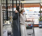 EXCLUSIVO: Angelina Jolie Faz Algumas Compras de Supermercado, Com a Filha Vivienne na Gelson Supermercado, em Hollywood, CA.