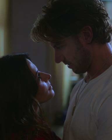 SEX/LIFE (L to R) SARAH SHAHI as BILLIE CONNELLY and ADAM DEMOS as BRAD SIMON in episode 106 of SEX/LIFE Cr. COURTESY OF NETFLIX © 2021