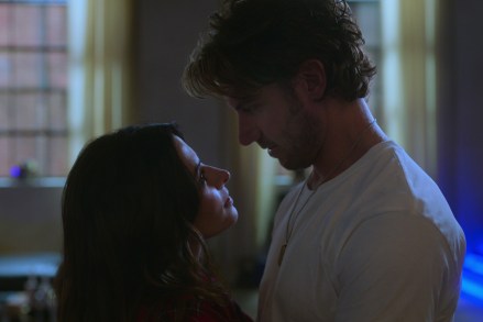 SEX/LIFE (L to R) SARAH SHAHI as BILLIE CONNELLY and ADAM DEMOS as BRAD SIMON in episode 106 of SEX/LIFE Cr. COURTESY OF NETFLIX © 2021