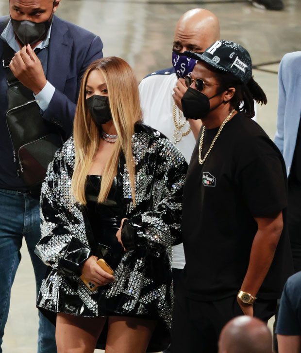 Splurge: Beyonce's Brooklyn Nets Game Louis Vuitton Spring 2015 Twist Epi  Chain Bag - Celebrity Style Guide