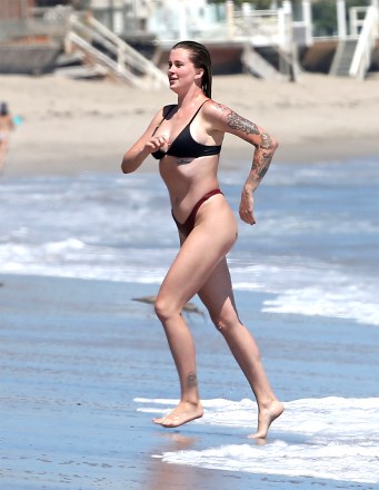 Ireland Baldwin at the beach with friends

Pictured: Ireland Baldwin
Ref: SPL5177948 170720 NON-EXCLUSIVE
Picture by: ENT / SplashNews.com

Splash News and Pictures
USA: +1 310-525-5808
London: +44 (0)20 8126 1009
Berlin: +49 175 3764 166
photodesk@splashnews.com

World Rights, No France Rights, No Italy Rights, No Japan Rights