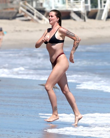Ireland Baldwin at the beach with friends  Pictured: Ireland Baldwin Ref: SPL5177948 170720 NON-EXCLUSIVE Picture by: ENT / SplashNews.com  Splash News and Pictures USA: +1 310-525-5808 London: +44 (0)20 8126 1009 Berlin: +49 175 3764 166 photodesk@splashnews.com  World Rights, No France Rights, No Italy Rights, No Japan Rights