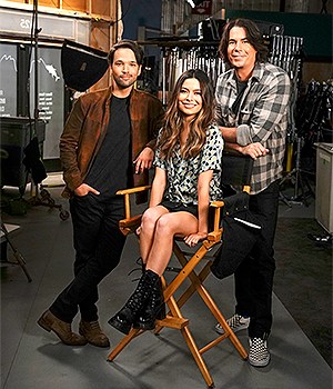Pictured (L-R): Nathan Kress, Miranda Cosgrove and Jerry Trainor of the Paramount+ series iCARLY. Photo Cr: Lisa Rose/Paramount+ ©2021, All Rights Reserved.