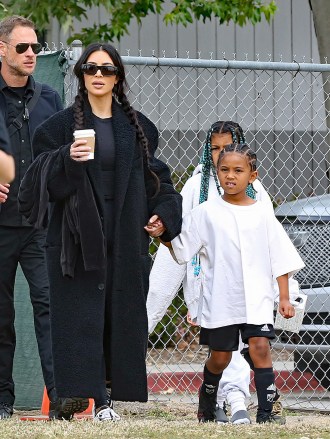 Kim Kardashian mengajak anak-anaknya menonton Saint bermain sepak bola di Calabasas.  03 Apr 2022 Foto: Kim Kardashian.  Kredit foto: P&P / MEGA TheMegaAgency.com +1 888 505 6342 (Mega Agency TagID: MEGA844386_006.jpg) [Photo via Mega Agency]