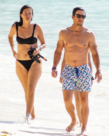 Bridgetown, BARBADOS  - *EXCLUSIVE*  - Actor Mark Wahlberg and his family are seen enjoying a beach day at the Sandy Lane Hotel in Barbados.

Pictured: Mark Wahlberg, Rhea Durham

BACKGRID USA 29 DECEMBER 2022 

BYLINE MUST READ: CHRISBRANDIS.COM / BACKGRID

USA: +1 310 798 9111 / usasales@backgrid.com

UK: +44 208 344 2007 / uksales@backgrid.com

*UK Clients - Pictures Containing Children
Please Pixelate Face Prior To Publication*