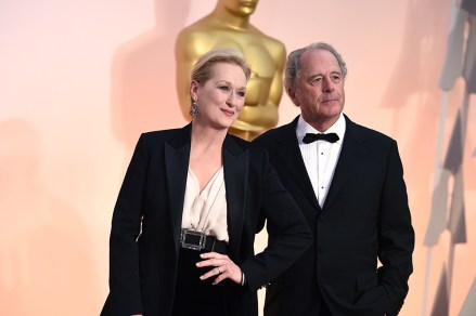 Meryl Streep, solda ve Don Gummer, Los Angeles'taki Dolby Theatre'daki Oscar törenine geliyorlar 87. Akademi Ödülleri - Gelenler, Los Angeles, ABD