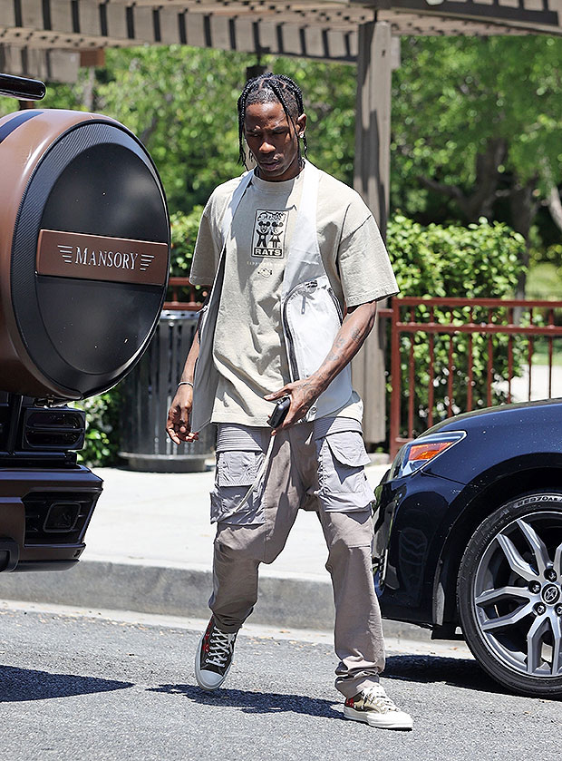 Singer Travis Scott is seen walking with a Louis Vuitton Handbag in  Photo d'actualité - Getty Images