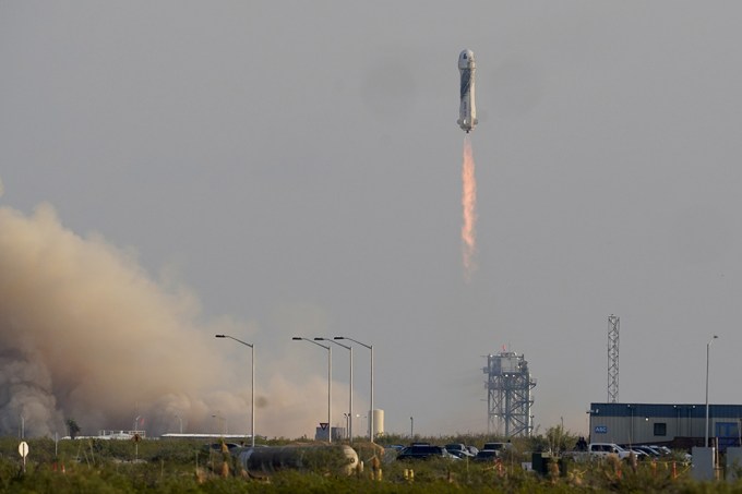 Blue Origin’s New Shepard Rocket Begins Flying Into Space (2021)