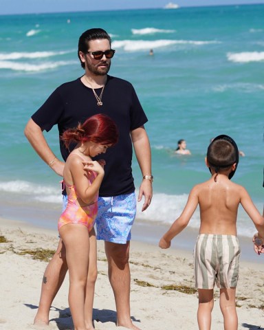 Scott Disick enjoys some quality time with his three kids at the beach in Miami. 
The clothing designer hit the sand for daddy duties with Penelope, Reign and Mason on Tuesday.

Pictured: Penelope Disick,Scott Disick,Reign Disick
Ref: SPL5291410 220222 NON-EXCLUSIVE
Picture by: Pichichipixx.com / SplashNews.com

Splash News and Pictures
USA: +1 310-525-5808
London: +44 (0)20 8126 1009
Berlin: +49 175 3764 166
photodesk@splashnews.com

World Rights