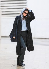 Los Angeles, CA  - *EXCLUSIVE*  - Kendall Jenner steps out in the L.A rain heading to The FRWD office in Beverly Hills.

Pictured: Kendall Jenner

BACKGRID USA 14 DECEMBER 2021 

BYLINE MUST READ: RACHPOOT / BACKGRID

USA: +1 310 798 9111 / usasales@backgrid.com

UK: +44 208 344 2007 / uksales@backgrid.com

*UK Clients - Pictures Containing Children
Please Pixelate Face Prior To Publication*
