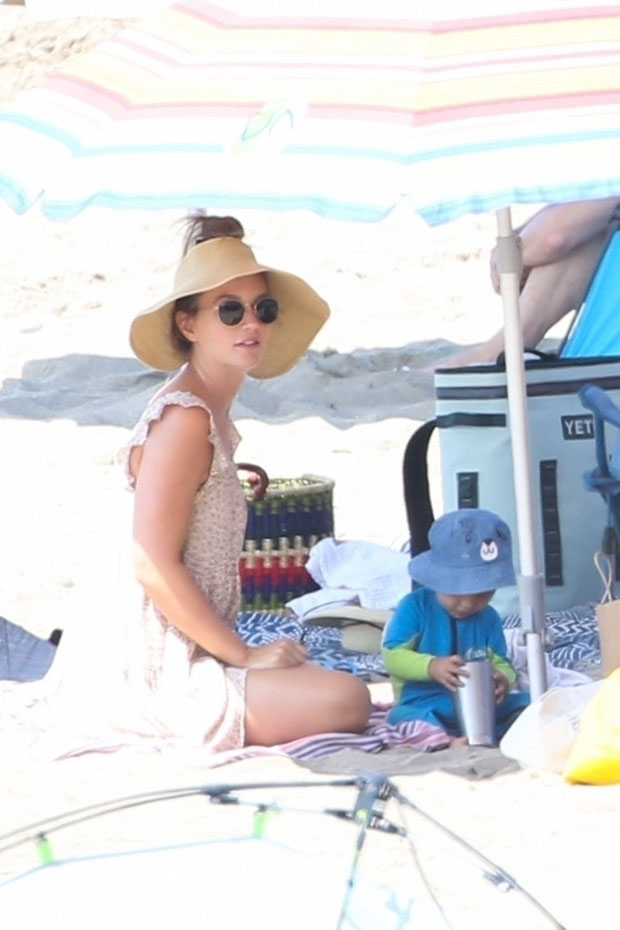 Leighton Meester Adam Brody Children Beach Backgrid Post 1 