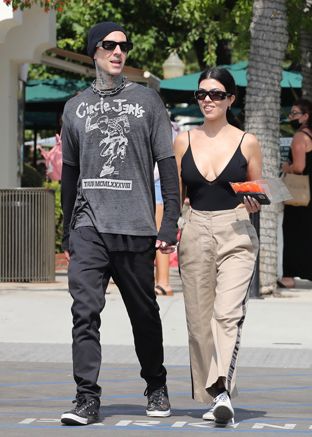 Travis Barker Nuzzles Kourtney Kardashian’s Neck In Sweet New Pics ...