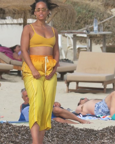 Formentera, SPAIN  - Singer Alicia Keys looks vibrant in yellow as she enjoys a beach day with family during her summer holiday exploring Formentera, Spain.  Pictured: Alicia Keys  BACKGRID USA 2 JULY 2022   BYLINE MUST READ: Cobra Team / BACKGRID  USA: +1 310 798 9111 / usasales@backgrid.com  UK: +44 208 344 2007 / uksales@backgrid.com  *UK Clients - Pictures Containing Children Please Pixelate Face Prior To Publication*