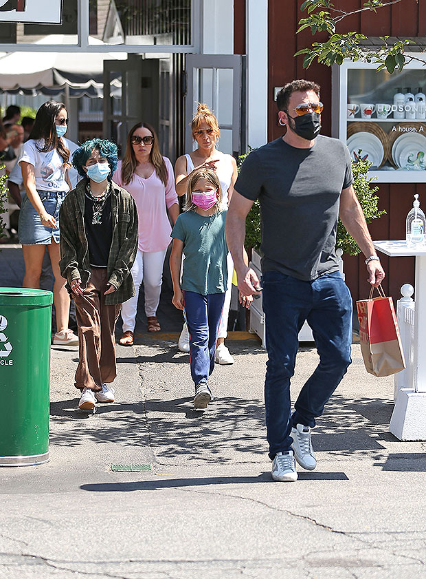 Ben Affleck og Jennifer Lopez spiser lunsj med barn i Brentwood: bilder