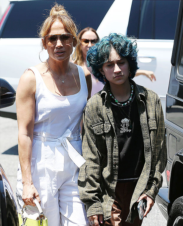 Jennifer Lopez’s daughter increasingly hides behind oversize and