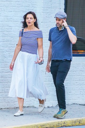 New York, NY  - *EXCLUSIVE* Katie Holmes enjoys conversation during a walk while out to dinner with a friend in New York City.Pictured: Katie HolmesBACKGRID USA 11 AUGUST 2021 BYLINE MUST READ: Ulices Ramales / BACKGRIDUSA: +1 310 798 9111 / usasales@backgrid.comUK: +44 208 344 2007 / uksales@backgrid.com*UK Clients - Pictures Containing ChildrenPlease Pixelate Face Prior To Publication*