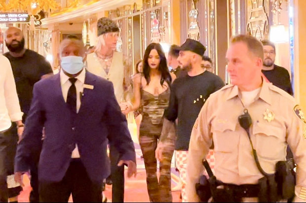 Megan Fox bruker skintight-antrekk i Las Vegas med BF-maskingevær Kelly - se bilder 