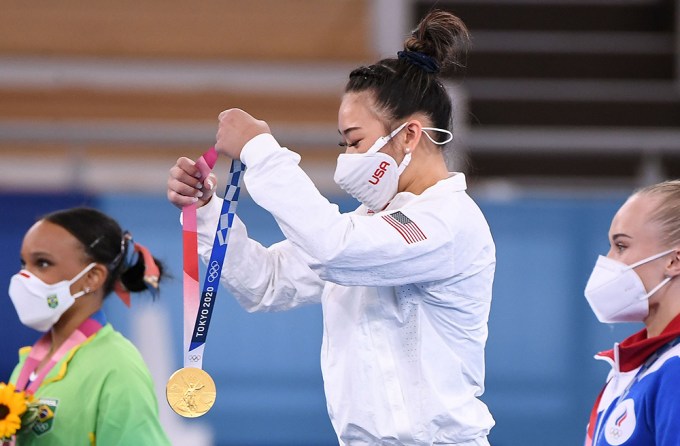 Suni Lee receives a gold medal