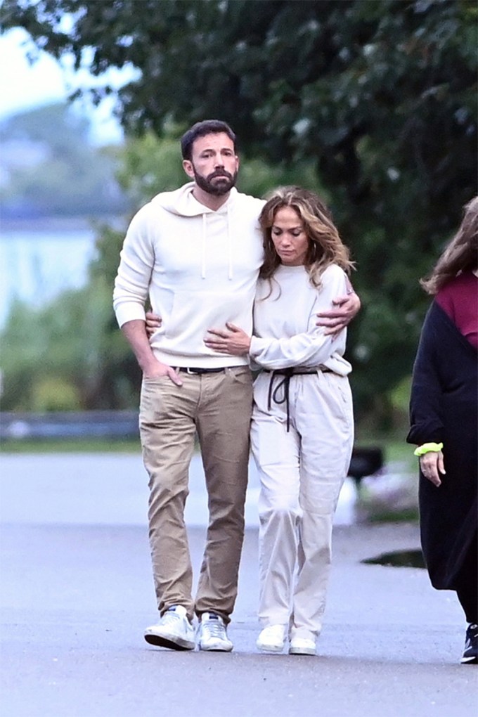 Jennifer Lopez & Ben Affleck Hug In The Hamptons