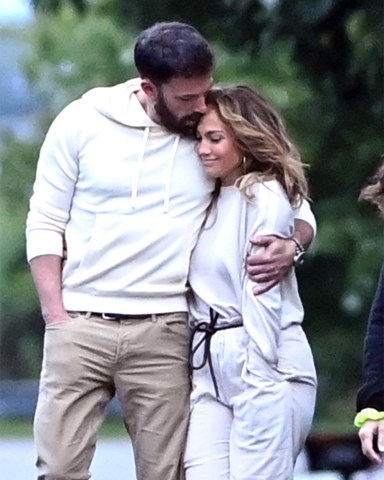 Jennifer Lopez and Ben Affleck showing their love while walking at the Hamptons Beach New York a day before of the 4TH Of JulyPictured: Jennifer Lopez,Ben AffleckRef: SPL5236271 030721 NON-EXCLUSIVEPicture by: Elder Ordonez / SplashNews.comSplash News and PicturesUSA: +1 310-525-5808London: +44 (0)20 8126 1009Berlin: +49 175 3764 166photodesk@splashnews.comWorld Rights, No Poland Rights, No Portugal Rights, No Russia Rights