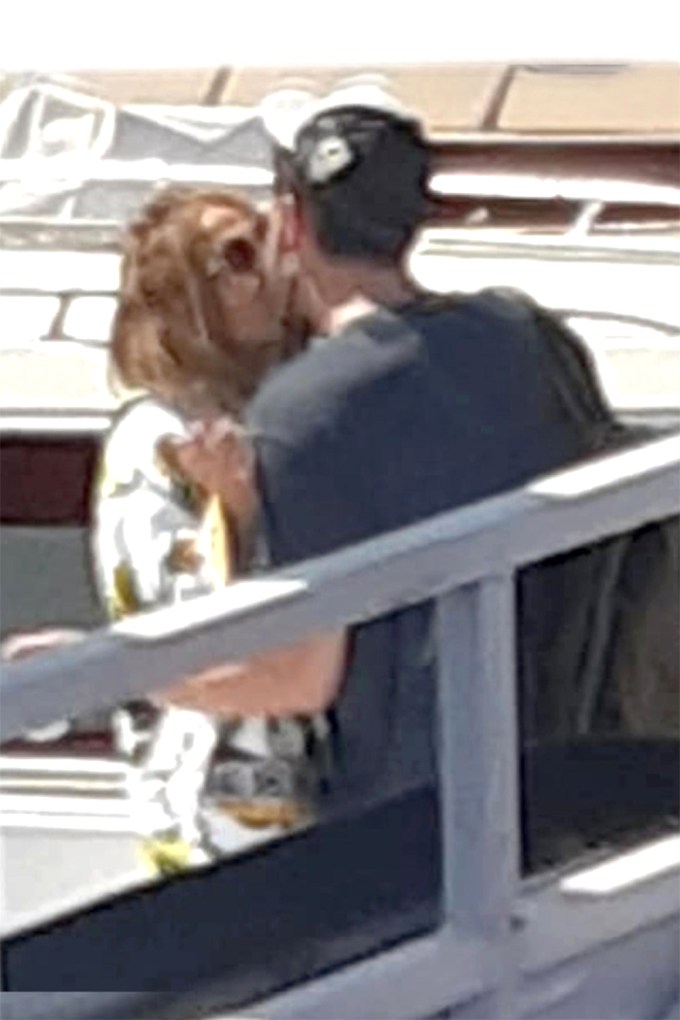 Jennifer Lopez & Ben Affleck Kiss In Italy