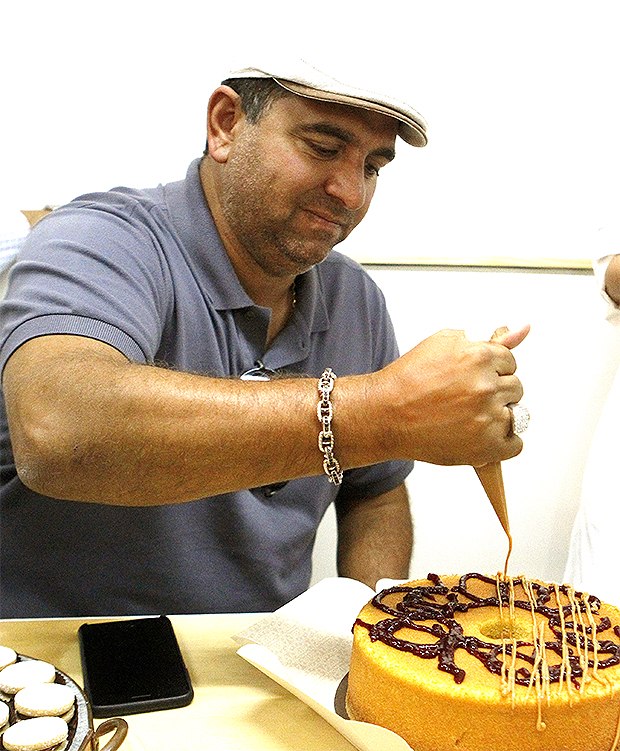 Buddy Valastro's Hand Injured: Cake Boss Star Impaled In Bowling Accident –  Hollywood Life