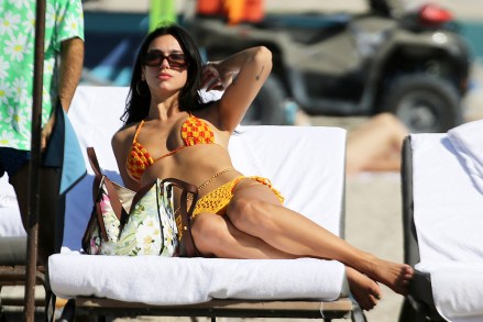La cantante Dua Lipa usa un bikini naranja cuando llega a la playa después de un concierto con entradas agotadas en Miami.  10 de febrero de 2022 Foto: Dua Lipa.  Crédito de la foto: MEGA TheMegaAgency.com +1 888 505 6342 (Mega Agency TagID: MEGA827166_020.jpg) [Photo via Mega Agency]