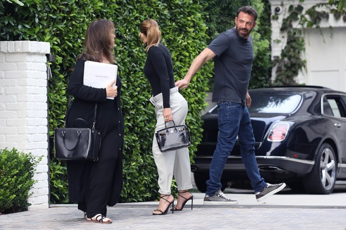 Ben Affleck & Jennifer Lopez Grabs J.Lo’s Hand