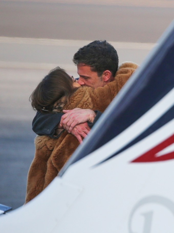 Ben Affleck & Jennifer Lopez Kiss At The AIrport