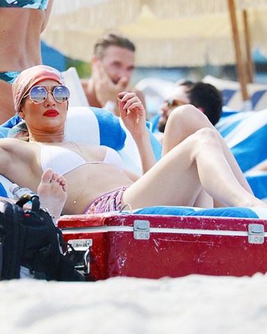 Actress Jennifer Lopez seen relaxing in Miami Beach, FL.Pictured: Jennifer LopezRef: SPL1277134 060516 NON-EXCLUSIVEPicture by: SplashNews.comSplash News and PicturesLos Angeles: 310-821-2666New York: 212-619-2666London: 0207 644 7656Milan: 02 4399 8577photodesk@splashnews.comWorld Rights