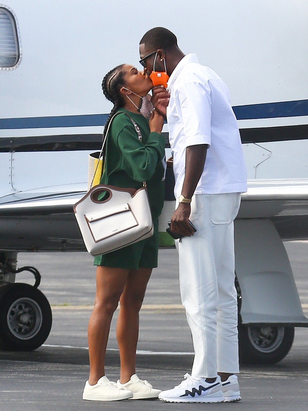 Martha's Vineyard, MA  - *EXCLUSIVE*  - Gabrielle Union and Dwyane Wade share some PDA as they get ready to board a private jet after attending President Obama's birthday party in Martha's Vineyard.

Pictured: Gabrielle Union, Dwyane Wade

BACKGRID USA 8 AUGUST 2021 

USA: +1 310 798 9111 / usasales@backgrid.com

UK: +44 208 344 2007 / uksales@backgrid.com

*UK Clients - Pictures Containing Children
Please Pixelate Face Prior To Publication*