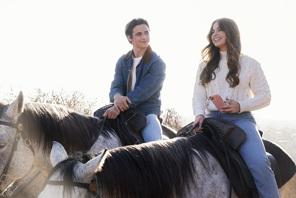 HE'S ALL THAT (L to R) TANNER BUCHANAN as CAMERON KWELLER and ADDISON RAE as PADGETT SAWYER in HE'S ALL THAT. Cr. KEVIN ESTRADA/NETFLIX © 2021