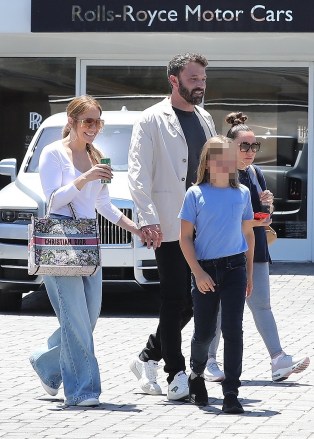 Beverly Hills, CA  - Jennifer Lopez and Ben Affleck look at the selection of high-end cars with Ben's son Samuel appearing to buy a new Rolls-Royce, at the Rolls-Royce Motor Cars dealer in Beverly Hills.Pictured: Ben Affleck, Jennifer LopezBACKGRID USA 2 JULY 2022 BYLINE MUST READ: LaStarPixMEDIA / BACKGRIDUSA: +1 310 798 9111 / usasales@backgrid.comUK: +44 208 344 2007 / uksales@backgrid.com*UK Clients - Pictures Containing ChildrenPlease Pixelate Face Prior To Publication*