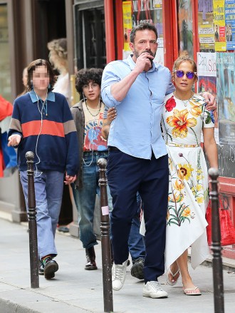 Jennifer Lopez and her new husband Ben Affleck are in Paris with kids spending some quality time during French Honeymoon. 22 Jul 2022 Pictured: Jennifer Lopez & Ben Affleck. Photo credit: KCS Presse/MEGA TheMegaAgency.com +1 888 505 6342 (Mega Agency TagID: MEGA880342_019.jpg) [Photo via Mega Agency]