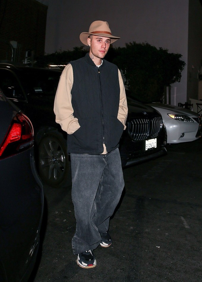 Justin Bieber Heads Out Solo For Dinner In Beverly Hills