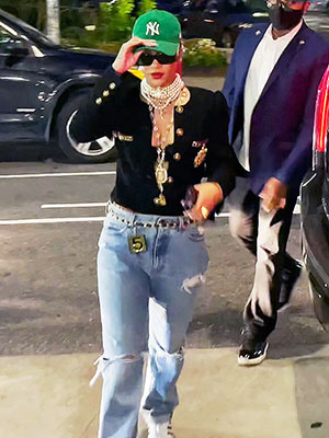 Rihanna's Pearl Necklaces, Baseball Cap & Jeans Outfit – Photos – Hollywood  Life