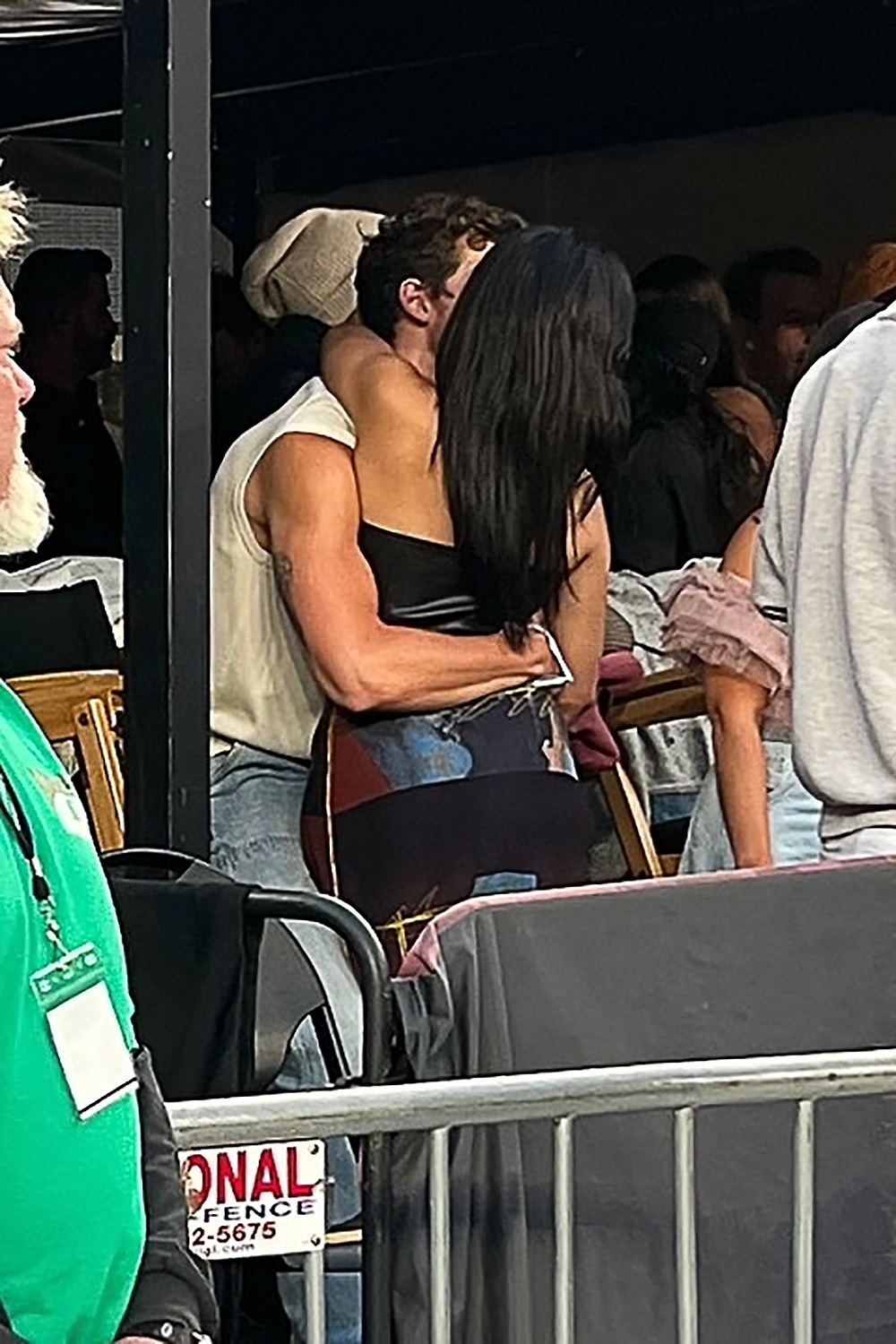 *EXCLUSIVO* Nueva Jersey, NY - Camila Cabello y Shawn Mendes le dieron toda la onda al concierto de Taylor Swift en Nueva Jersey. Pasaron el rato con el grupo de celebridades, entre ellas Maren Morris, Leon Bridges, Jack Antonoff, Katie Holmes y Suri en la carpa VIP. Shawn hizo su entrada disimuladamente justo antes de que Taylor subiera al escenario, y estos tortolitos se escabulleron cuando ya habían pasado dos tercios del camino. ¡Pero no antes de empezar a bailar y besarse durante 