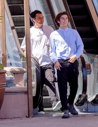 Encino, CA  - *EXCLUSIVE* Bush frontman Gavin Rossdale treats his oldest and unrecognizable son Kingston to some takeout from Larsen's Steakhouse in Encino.Pictured: Gavin RossdaleBACKGRID USA 4 MAY 2022 USA: +1 310 798 9111 / usasales@backgrid.comUK: +44 208 344 2007 / uksales@backgrid.com*UK Clients - Pictures Containing ChildrenPlease Pixelate Face Prior To Publication*