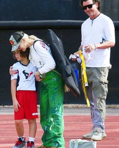 EXCLUSIVE: Gwen Stefani and Gavin Rossdale have a rare co-parenting bonding moment together at the end of Apollo's flag football game while both consoling their youngest son after his team suffered a tough loss in Los Angeles on Sunday. Gwen went to the game solo without Blake Shelton and sat in the stands with other parents while Gavin rooted from the sidelines with his girlfriend Courtlyn Cannan who he brought to the game. They ignored each other the whole game until after the match when they both wanted to console their crying son Apollo who was upset about losing his flag football contest. 16 Oct 2022 Pictured: Gwen Stefani and Gavin Rossdale having a co-parenting bonding moment together at the end of Apollo's football game. Photo credit: Garrett Press / MEGA TheMegaAgency.com +1 888 505 6342 (Mega Agency TagID: MEGA908631_001.jpg) [Photo via Mega Agency]