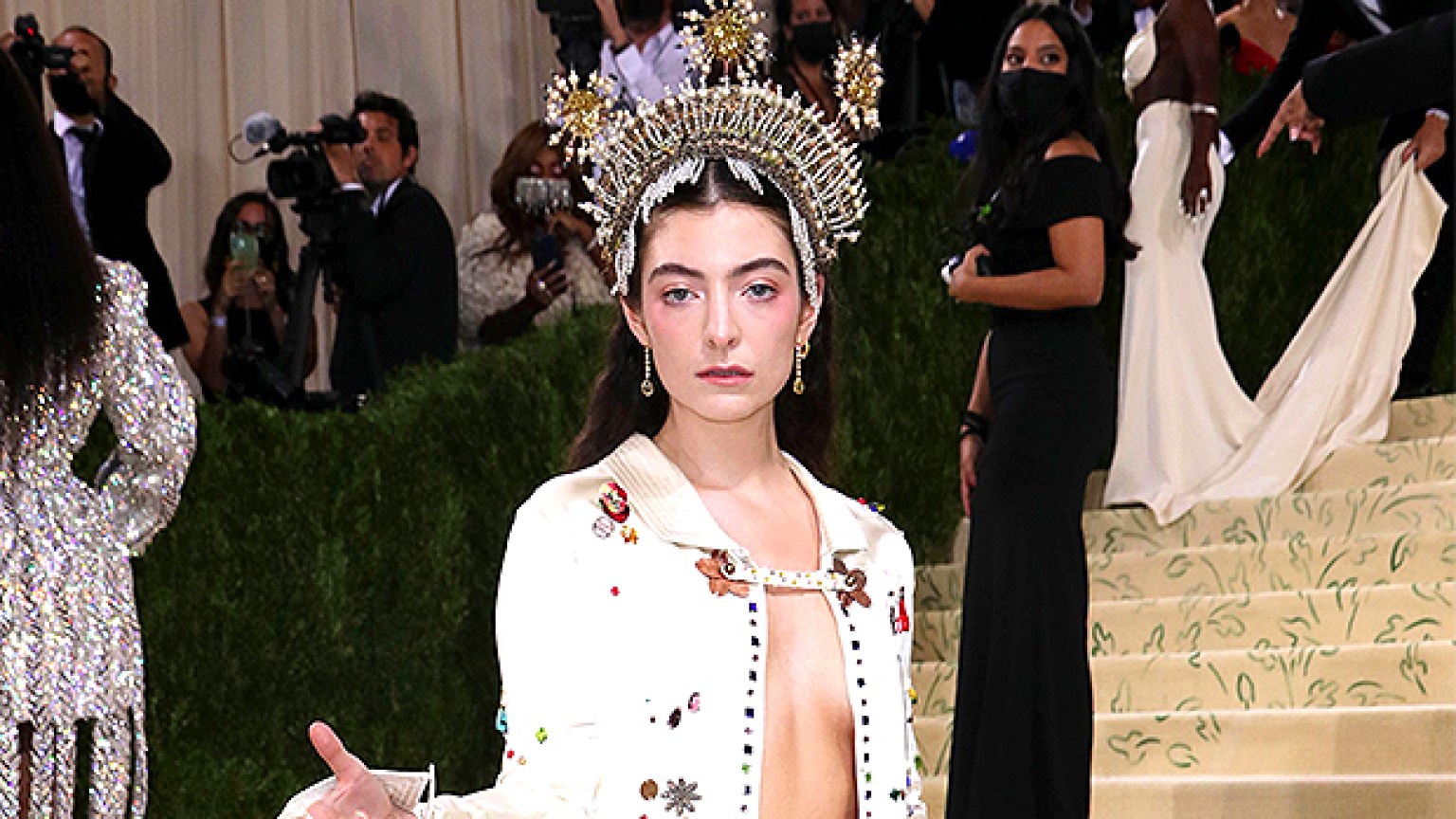 Lorde’s Met Gala 2021 Outfit Photos Hollywood Life