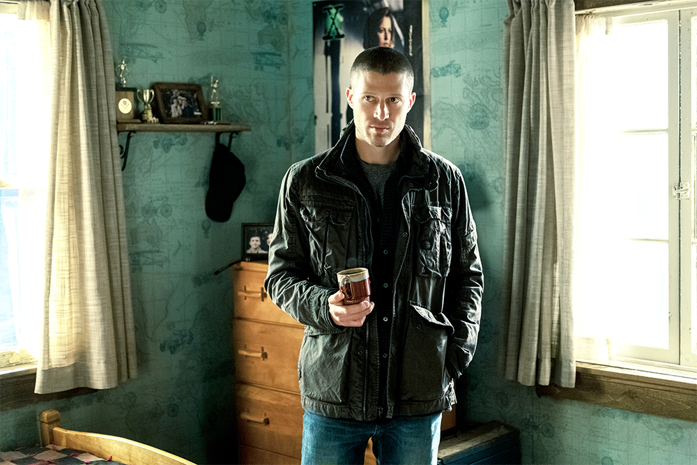 MIDNIGHT MASS (L to R) ZACH GILFORD as RILEY FLYNN in episode 101 of MIDNIGHT MASS Cr. EIKE SCHROTER/NETFLIX © 2021