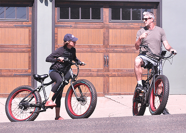 Renee Zellweger Bf Ant Anstead Enjoy Bike Riding Date Hollywood Life