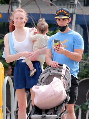 New York, NY, USA. 24th Mar, 2022. Joe Jonas and Sophie Turner with baby  Willa Jonas seen in Soho on March 24, 2022 in New York City. Credit:  Rw/Media Punch/Alamy Live News